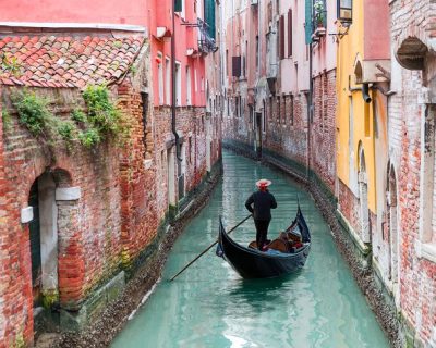 italy-in-pictures-beautiful-places-to-photograph-venice-canal